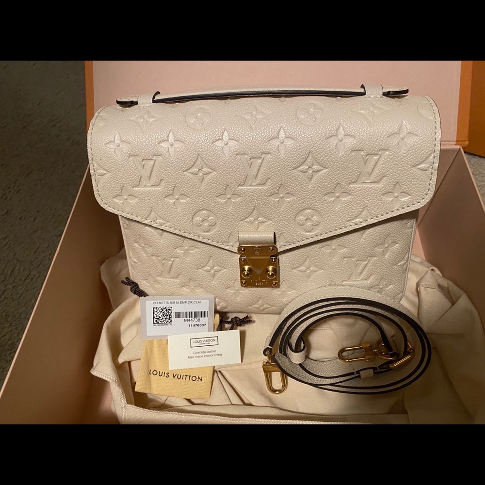 Authentic Louis Vuitton Pochette Métis Creme